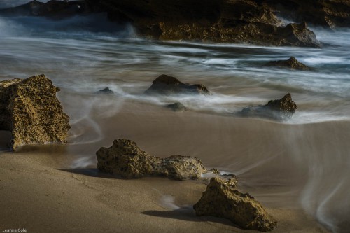 sorrento-blurred-water-rocks-beach
