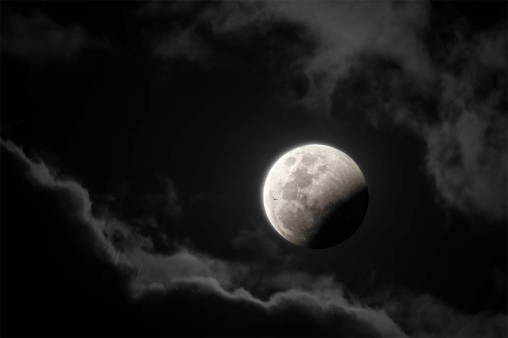 full-moon-eclipse-clouds-lunar