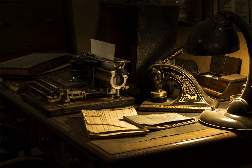 desk-lamp-typewriter-antique-swanhill