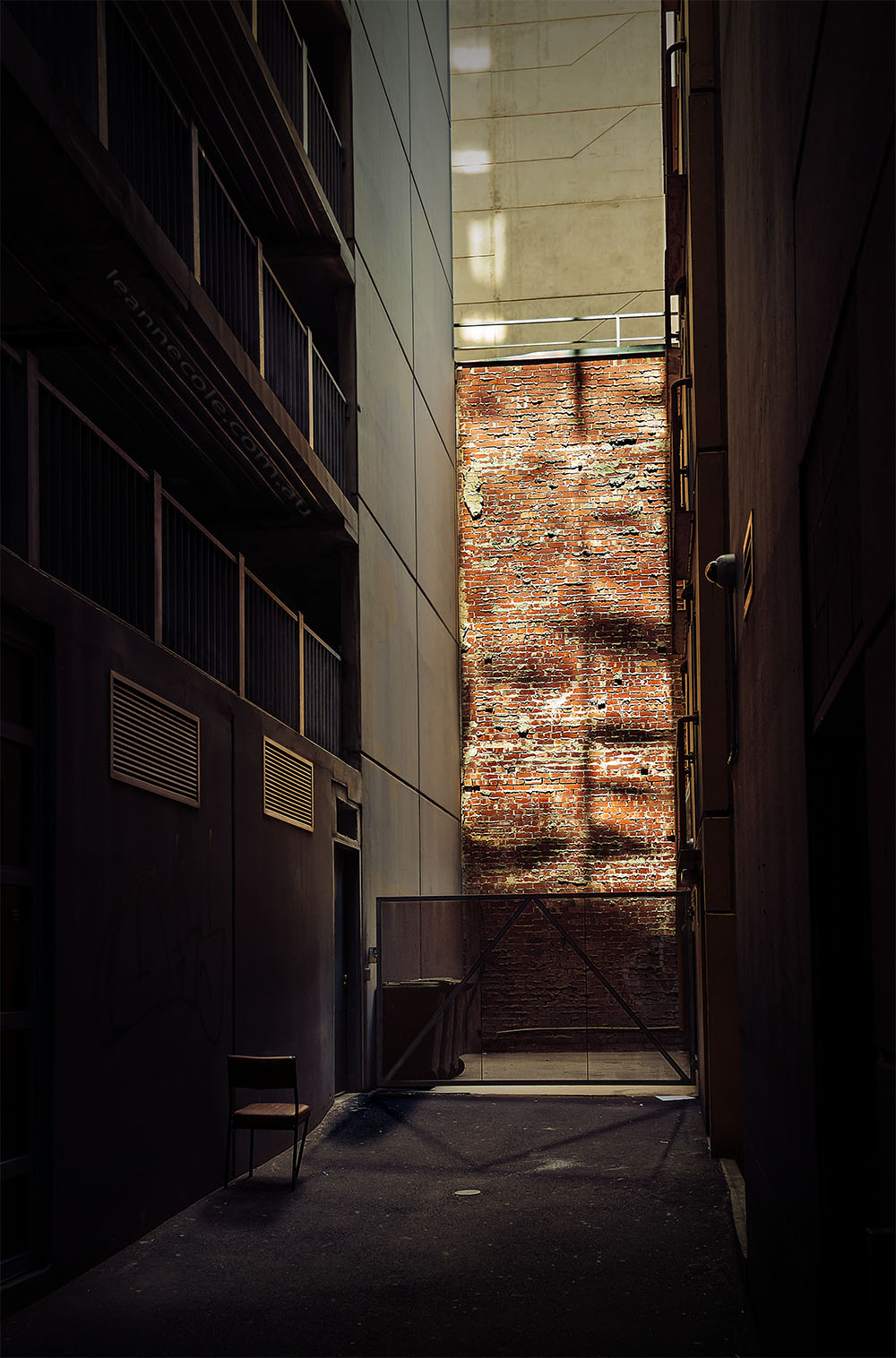 city-alley-empty-chair-melbourne