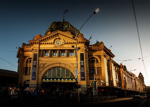 flindersstreetstation-afternoon-sun-shadows-melbourne