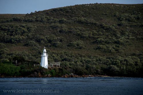 strahan-tasmania-boats-harbour-lighthouse-2690