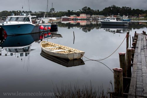 strahan-tasmania-boats-harbour-lighthouse-3166