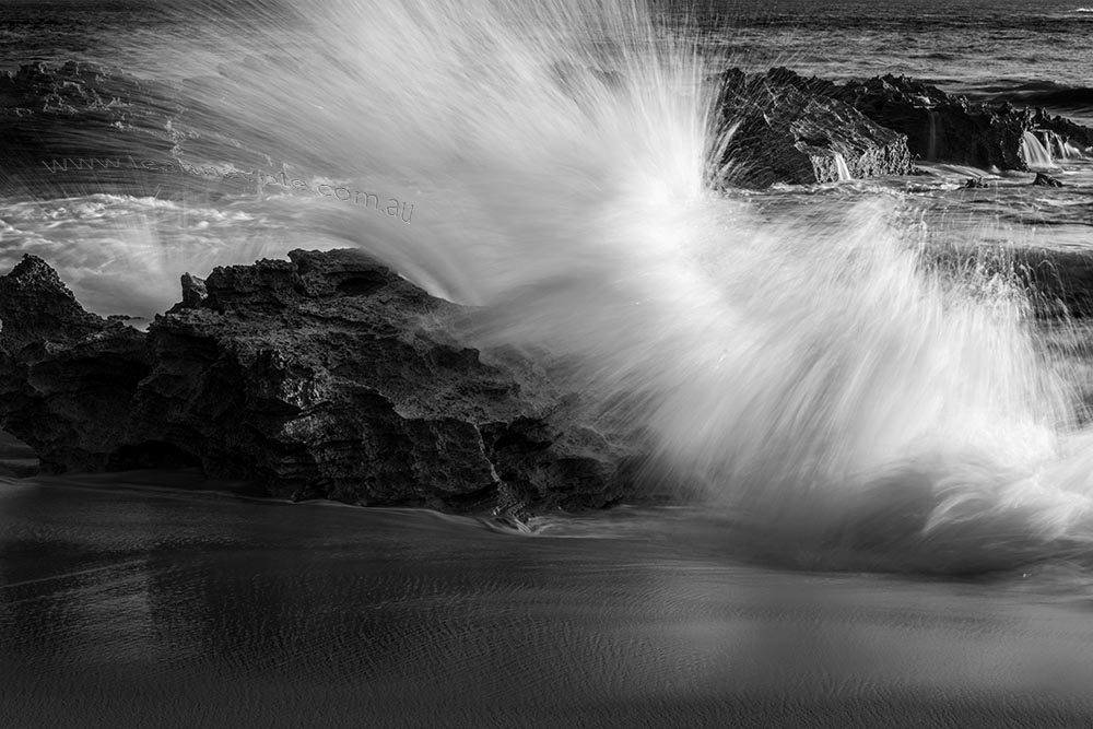 waves-crashing-rocks-water-sorrento
