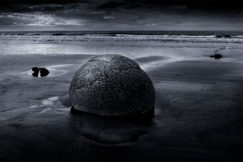 moeraki-boulders-newzealand-monochrome-beach